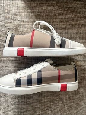 Plaid Low-Top Women’s Sneakers with White Trim - Beige/Red